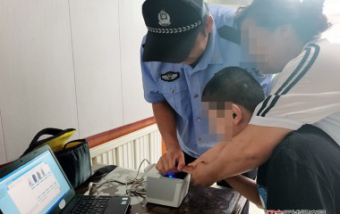 木盂子治安办为残疾群众上门办理身份证