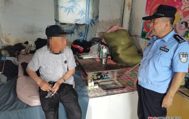 桓仁民警救助晕倒老人回家