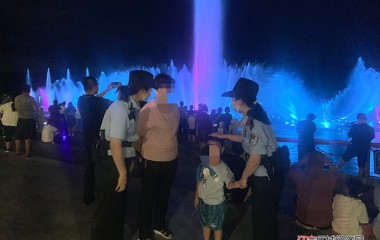 夜幕中，巡逻民警帮助外地小游客找奶奶