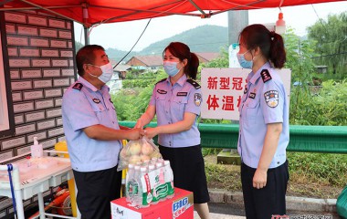 桓仁公安战时慰问一线卡点执勤人员
