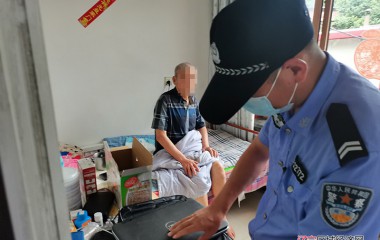 五里甸子派出所为卧床老人办理身份证