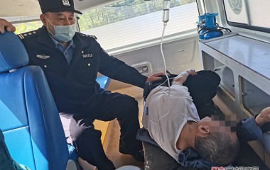 木盂子治安办民警救助受伤群众