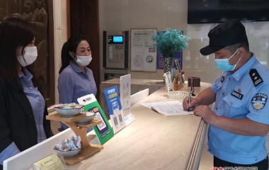 治安大队对重点场所进行疫情防控检查