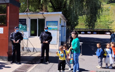 五里甸派出所站好“护学岗”安全伴成长