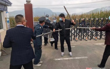 黑沟派出所民警开展校园防暴培训