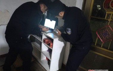 木盂子治安办为患病儿童办理证件