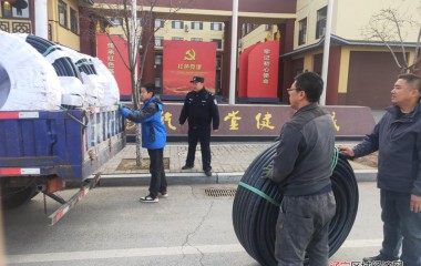 五女山派出所民警帮群众找回掉落水管