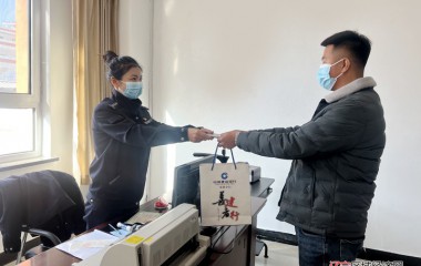 新生儿落户小窗口暖民心