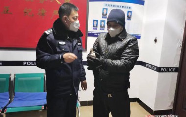 夜间巡逻救助一只小䴙䴘
