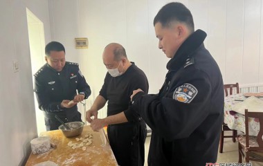 木盂子治安办包饺子迎新年！