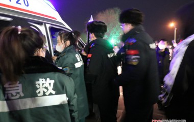 巡特警大队元宵夜救助晕倒老人