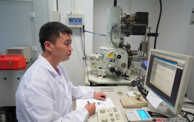 他兢兢业业的奋进在科研道路上