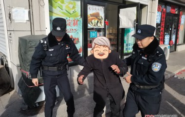 华来派出所民警救助一名醉酒老人