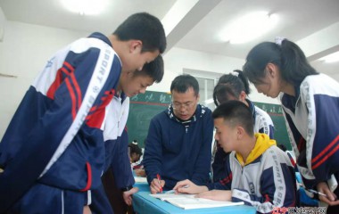 他是有着对乡村教育事业大爱的优秀教师！