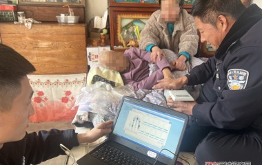 普乐堡派出所上门为卧床老人办证