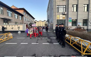 桓仁县巡特警大队站好“护学岗”
