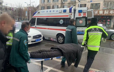 交管大队民辅警救助突发疾病老人