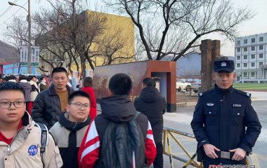 桓仁公安硬核落实护学岗制度