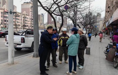 行人受伤昏迷,本溪明山交警设法找寻家人