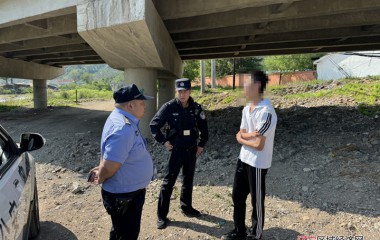 八里甸子派出所快速反应救助轻生男孩