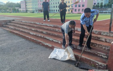 普乐堡派出所民警“抓蛇”解民忧