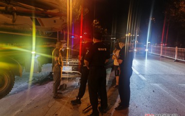 巡特警大队巡逻中妥善处置一起交通事故