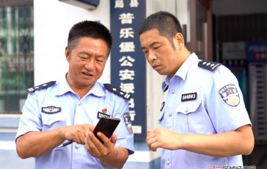 行走在田间地头里的桓仁民警丛志江