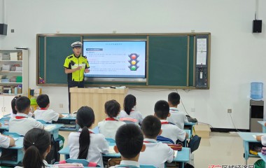 交管大队“开学第一课”播撒安全意识
