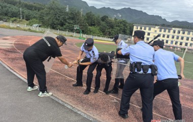 雅河派出所开展校园法治小课堂、反恐演练活动