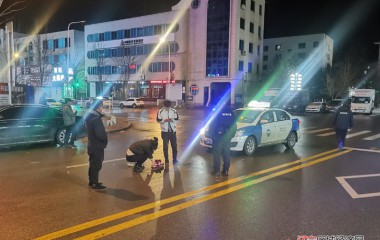 巡特警大队救助交通事故受伤群众