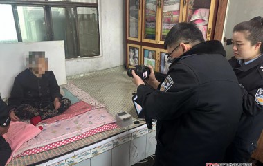 华来派出所上门为96岁老人办证