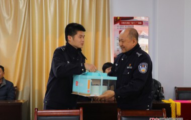 为退休民警举办暖心座谈会