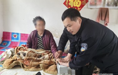 桓仁民警为卧床老人上门办证