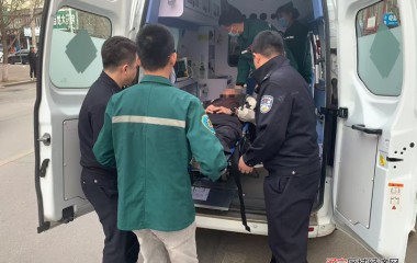 五女山派出所暖心救助醉酒摔伤群众