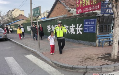 女孩有惊无险，原来遇到桓仁辅警