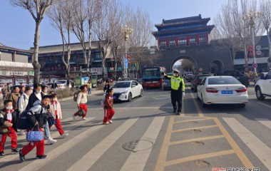 交管大队桓仁镇中队全力维护校园安全