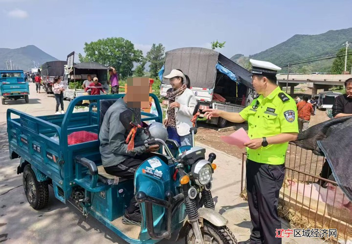 利用赶集日进行交通安全宣传1