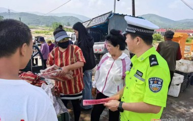 桓仁华来中队利用“赶集日”进行安全宣传