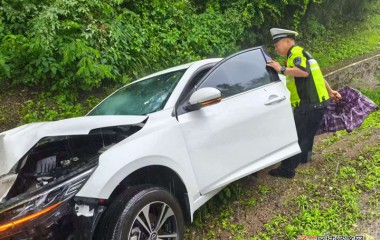 桓仁交警巡逻途中救助车祸被困群众