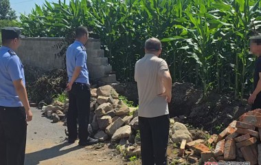二棚甸子派出所联合化解邻里积年界址纠纷