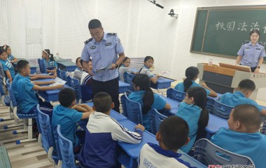 雅河派出所开启校园“法治安全第一课”