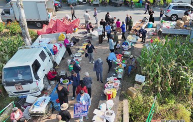 警用无人机大集上空“东北嗑”里送安全