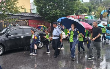 普乐堡派出所开学守护平安路