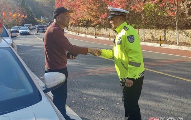 枫叶红时警色暖,钱包速还解民忧