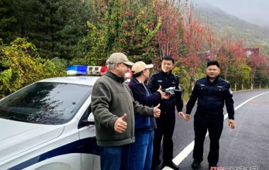 游客无人机困高树,桓仁民警及时解困