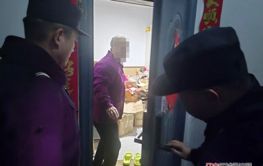 二棚甸子派出所民辅警雪天护送老人回家