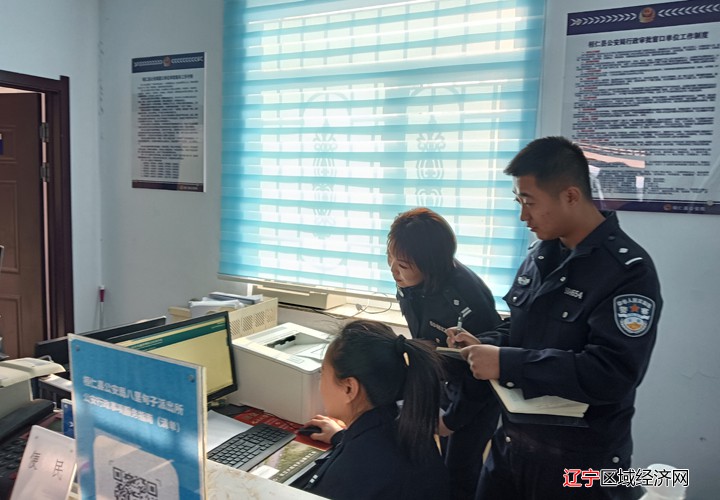 交管大队车辆科指导派出所开展车驾管业务2