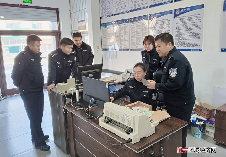 交管大队车辆科指导派出所开展车驾管业务1