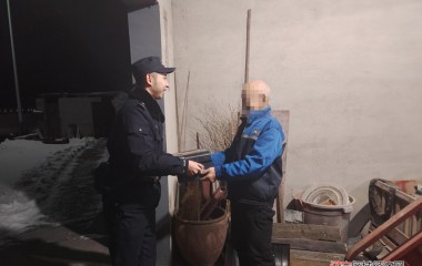 黑沟派出所民警帮助老人寻回丢失电瓶